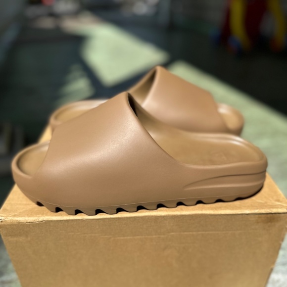 Yeezy slide core size 10 - Picture 2 of 4